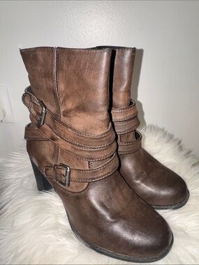 Crown Vintage Brown Buckle-Strap Heeled Mid-Calf Boots